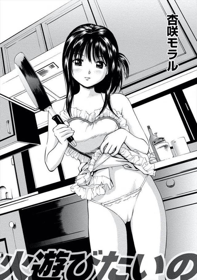 【エロ漫画】浮気してる主婦友の話を聞き身体が疼く新妻が気になる学生を裸エプロン姿で誘惑し旦那に内緒で火遊びエッチ！