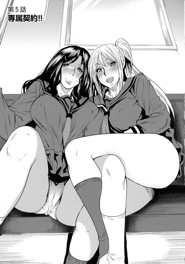 【エロ漫画】年下の青年を取り合って乱交ハーレムセックスする淫乱熟女たち。彼をラブホテルへと連れ込んだ彼女は制服コス姿でフェラや手コキなどをした挙げ句、何度も生ハメ中出しさせる！