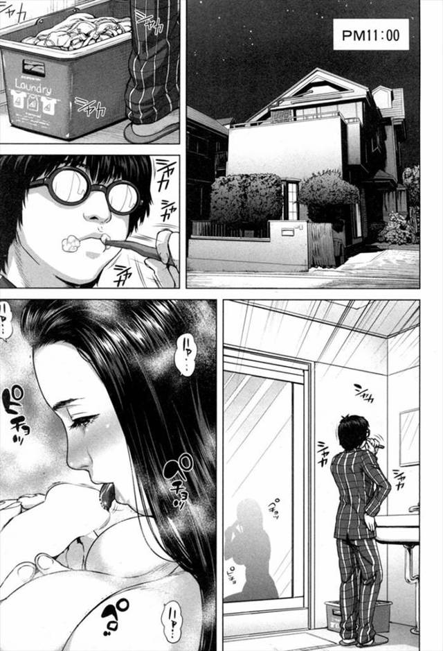 【エロ漫画】息子の代わりに通学をしているメガネ爆乳美人妻がプールサイドで年下の生徒にスク水のまま身体をいじられ…